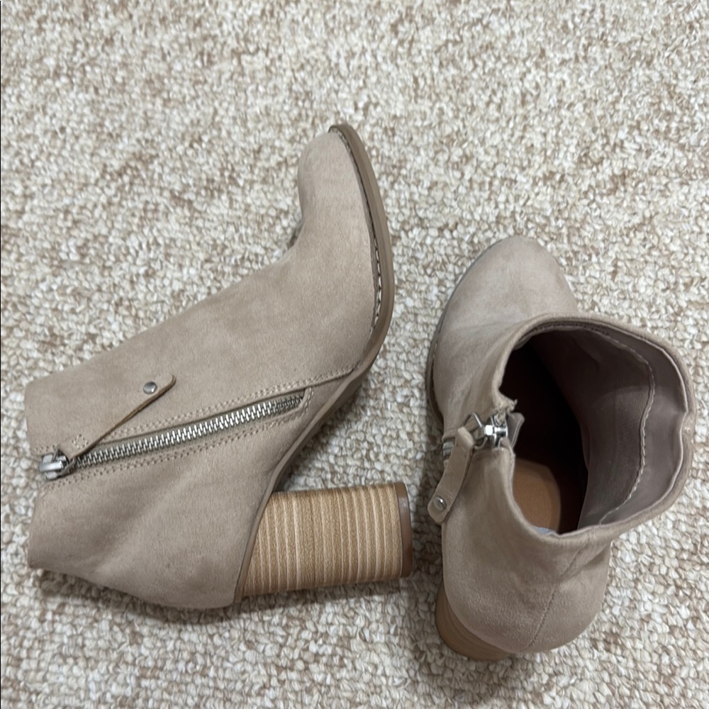 DV by Dolce Vita Women's Classic Beige Ankle Boots